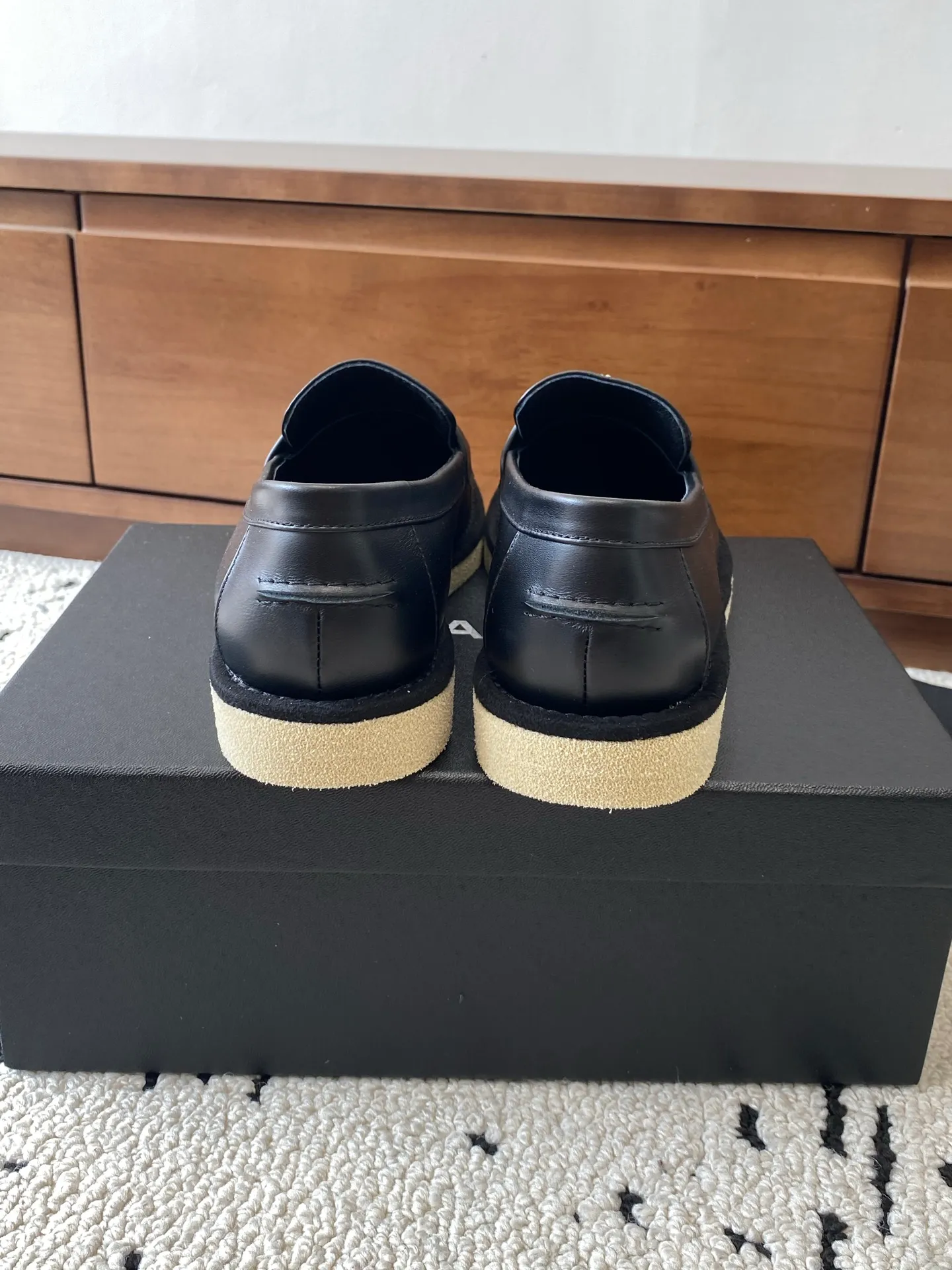 👟👟Ex-factory price 620👟👟Higher version 🍀2025 autumn and winter new Chanel Chanel entrance hardware buckle, Loaf lazy shoes, can be worn all year round. No matter when you wear it, it is very high-end and durable. Go shopping and attract attention on the street! Easily travel between commuting and leisure occasions, and become a carefree fashionable and elegant woman ~ Upper: cowhide/cow nubuck leather/open edge beads Inner: lambskin Sole: Italian raw rubber outsole leather strip Code number: 35-39 (40/41 customized, non-refundable and non-exchangeable 👉 Buy now👉 Buy now👉 Buy now👉